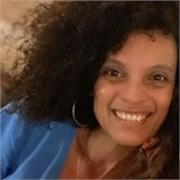 Profesora de inglés para niños o adultos con dificultad de pronunciación y apoyo para ayudar con vocabulario y apoyo escolar.
